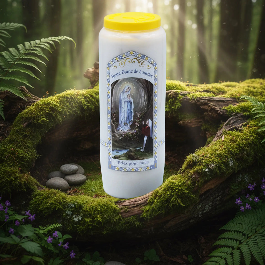 Neuvaine blanche « Notre Dame de Lourdes » avec illustration de l’apparition à Bernadette, couvercle jaune, posée sur un tronc d’arbre moussu en forêt.