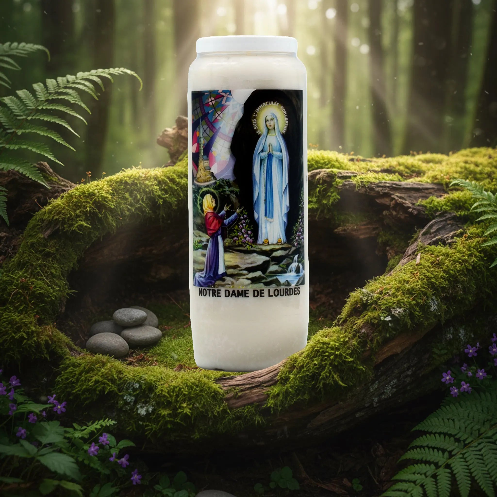 Bougie neuvaine blanche Notre Dame de Lourdes, bougie religieuse décorée posée sur un lit de mousse en forêt.