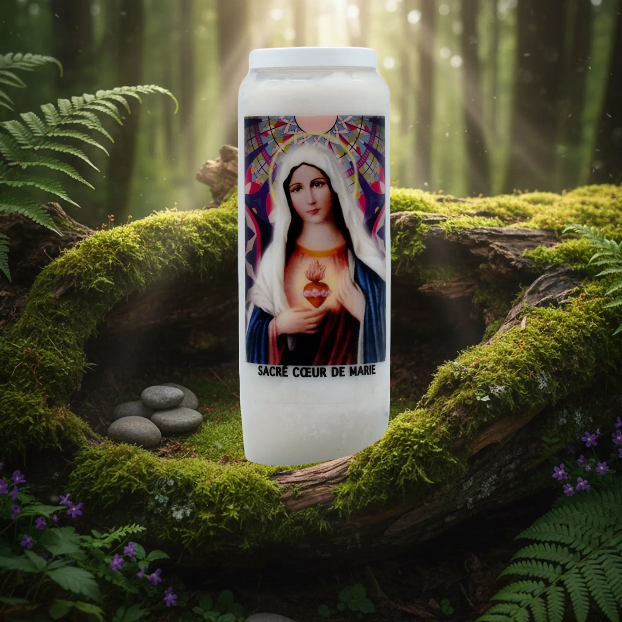 Neuvaine blanche « Sacré Cœur de Marie » avec illustration de Marie, posée sur un tronc d’arbre moussu en forêt.