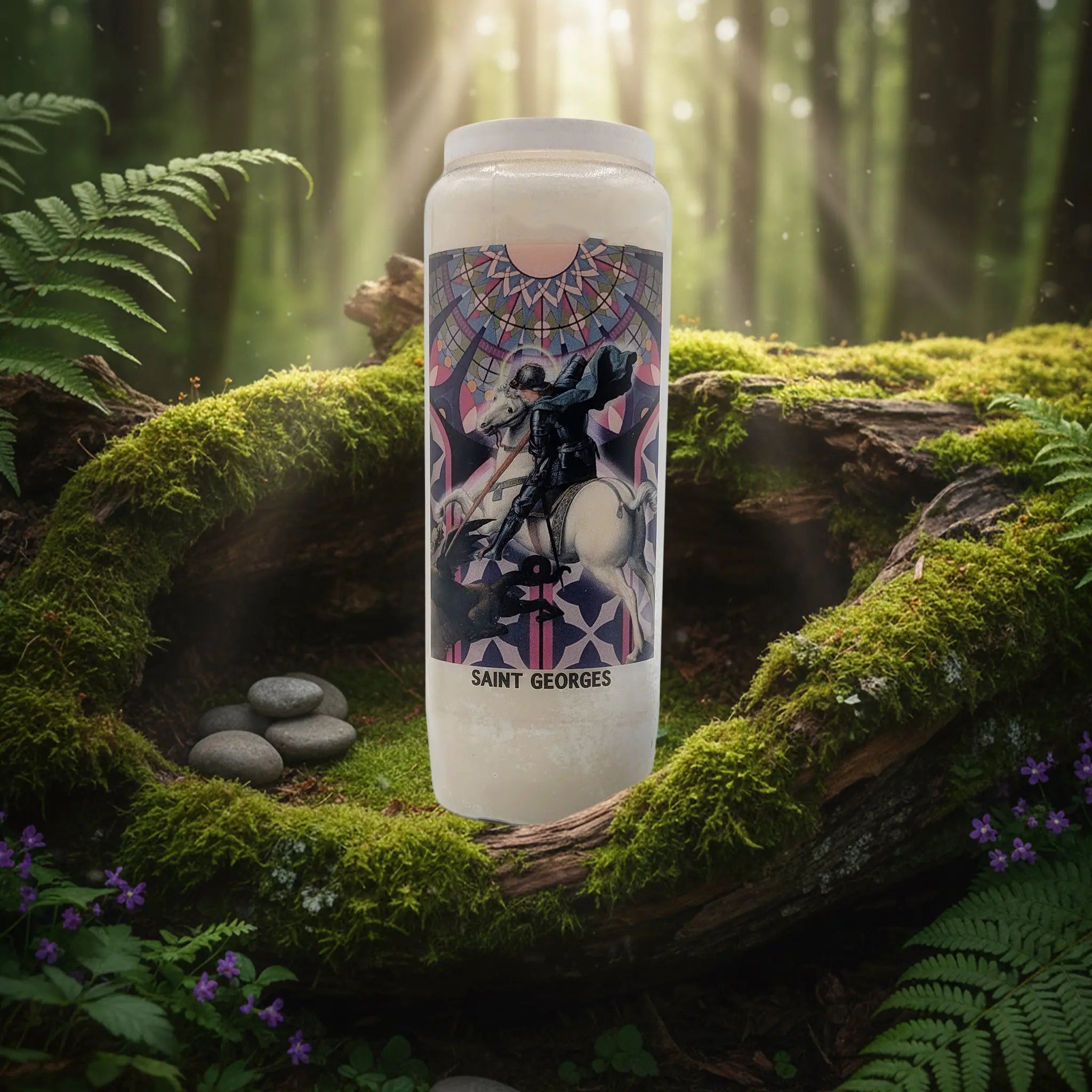 Bougie neuvaine Saint Georges avec illustration colorée, posée sur un lit de mousse en forêt.