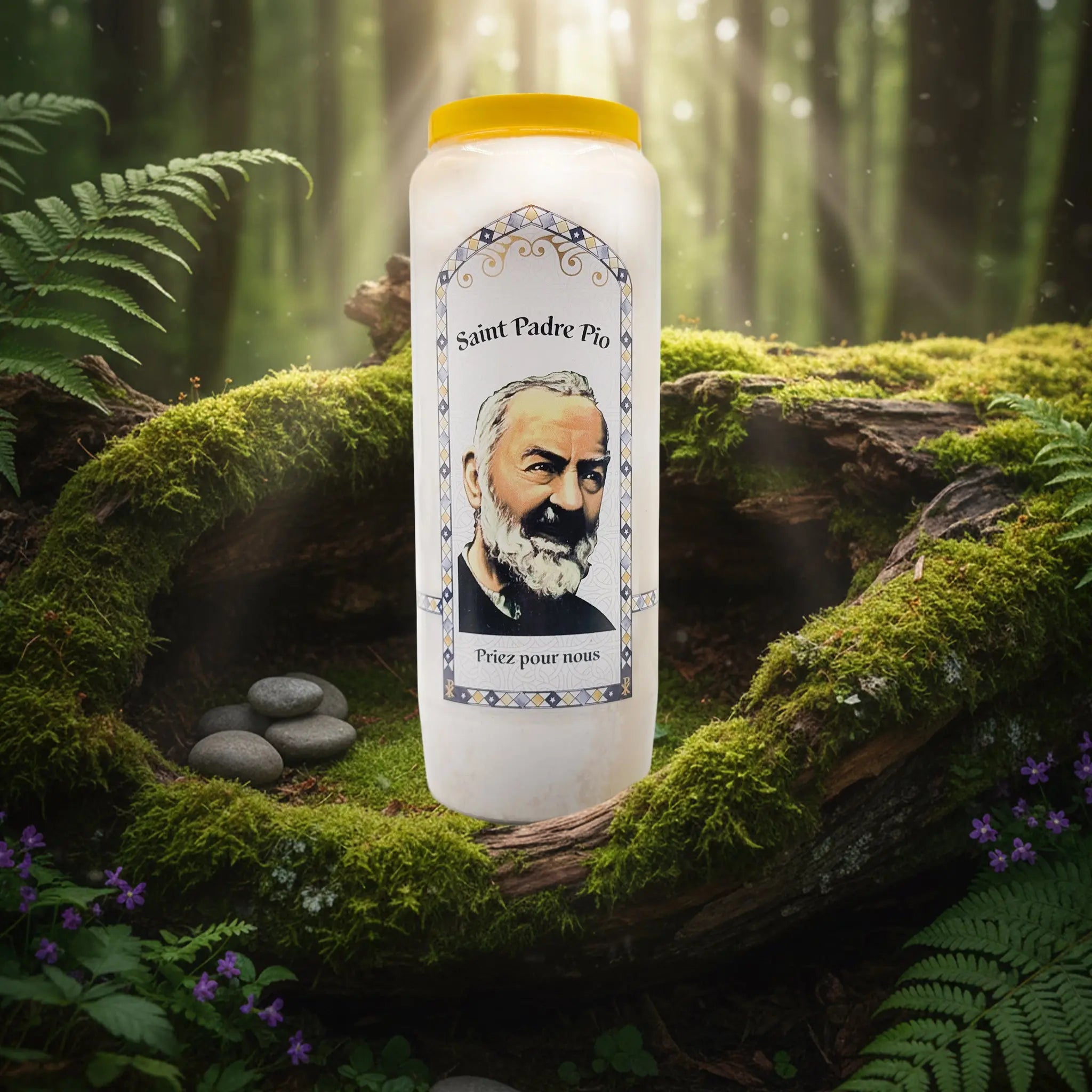 Neuvaine blanche « Saint Padre Pio » avec illustration du saint, couvercle jaune, posée sur un tronc d’arbre moussu en forêt.
