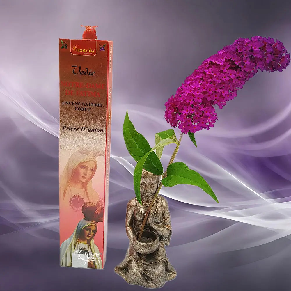 Boîte d'encens naturel Vedic Notre Dame de Fatima cuivrée avec illustration de la Vierge, statuette de moine et fleur violette sur fond mauve
