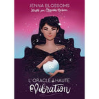 L'Oracle à Haute Vibration de Jenna Blossoms illustré par une femme aux cheveux longs étoilés tenant une sphère lumineuse sur un fond dégradé rose et violet.