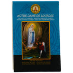 Ce carnet de papier d'encens Fragrances & Sens dédié à Notre Dame de Lourdes arbore une illustration classique de l'apparition de la Vierge Marie à Sainte Bernadette dans la grotte, sur un fond bleu turquoise et noir.