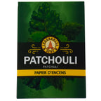 La couverture de ce carnet de papier d'encens Fragrances & Sens au Patchouli met en avant de grandes feuilles vertes sur un fond noir et vert foncé.