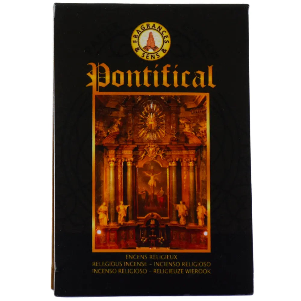 Ce carnet de papier d'encens Pontifical de Fragrances & Sens est mis en scène dans un décor de mousse naturelle, accompagné d'une bougie allumée et d'une bandelette consumée d'où s'échappe une fine fumée.