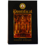 Ce carnet de papier d'encens Pontifical de Fragrances & Sens est mis en scène dans un décor de mousse naturelle, accompagné d'une bougie allumée et d'une bandelette consumée d'où s'échappe une fine fumée.