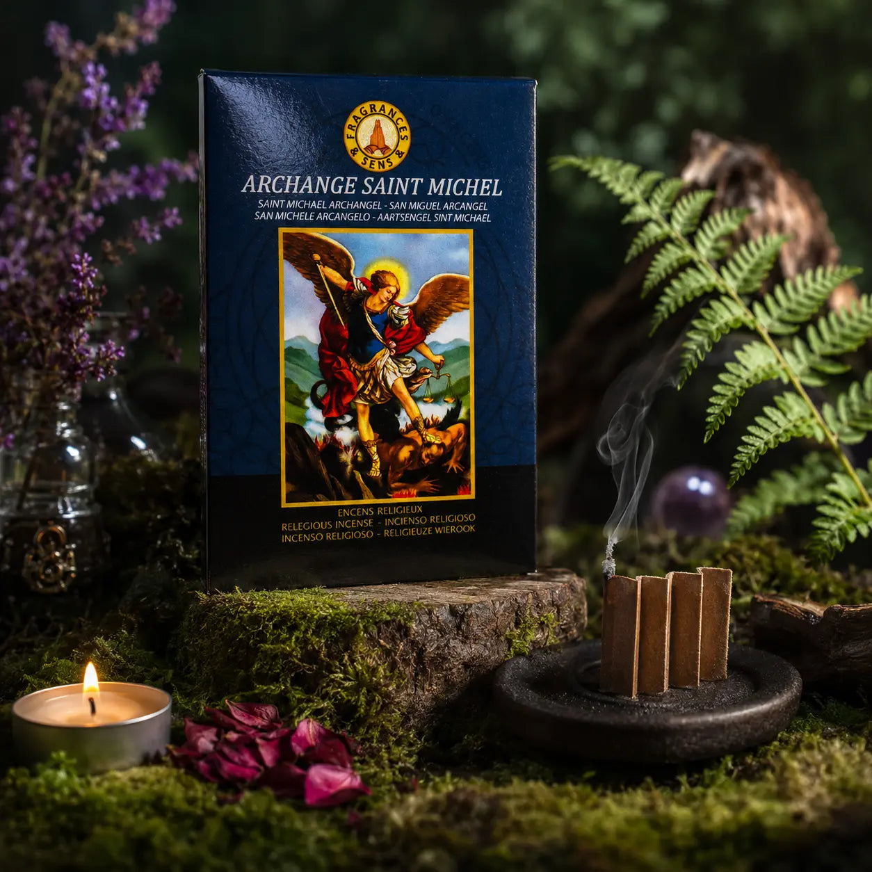 Carnet bleu de Papier d'Encens Fragrances & Sens - Archange Saint Michel illustré de l'ange terrassant le démon, posé près d'une lamelle allumée en accordéon exhalant de la fumée.