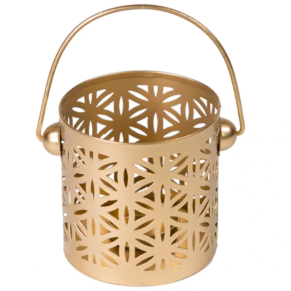 Un photophore cylindrique en métal doré muni d'une anse et ajouré de motifs géométriques en forme de Fleur de Vie, présenté sur fond blanc.