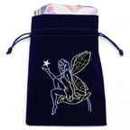 Pochette en velours bleu marine à cordons, brodée d’une fée tenant une étoile (cartes visibles).