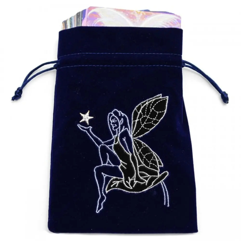 Pochette en velours bleu marine à cordons, brodée d’une fée tenant une étoile (cartes visibles).