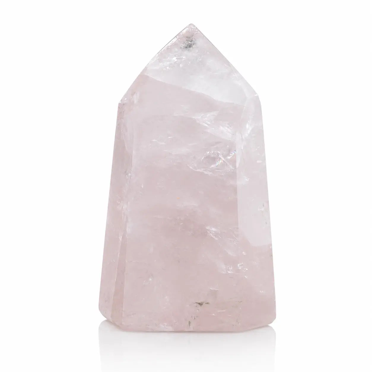 Pointe de quartz rose translucide et polie, de forme large et stable, isolée sur un fond blanc.