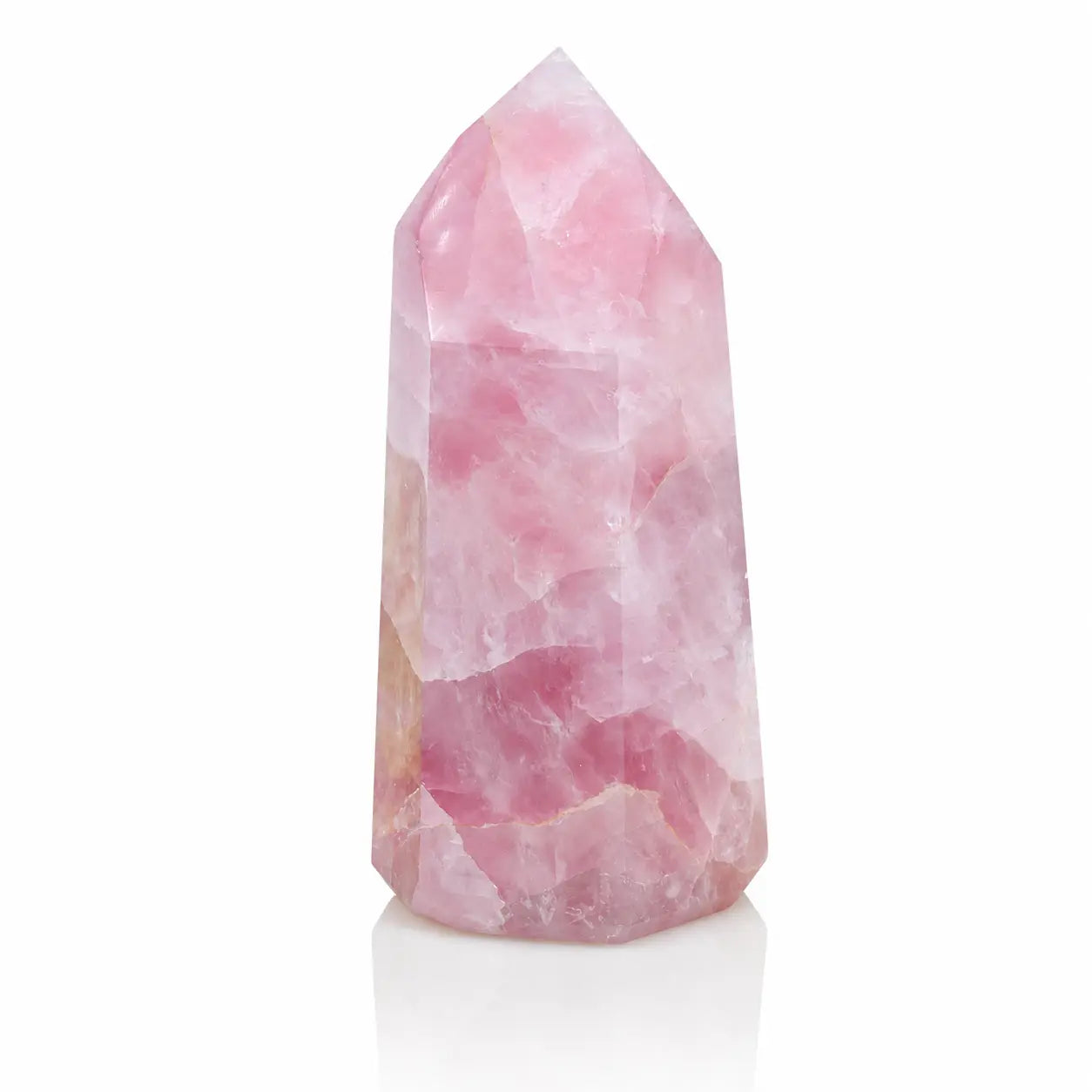 Pointe verticale en quartz rose poli, présentant des nuances marbrées et des reflets cristallins, isolée sur un fond blanc neutre avec un léger reflet à sa base.