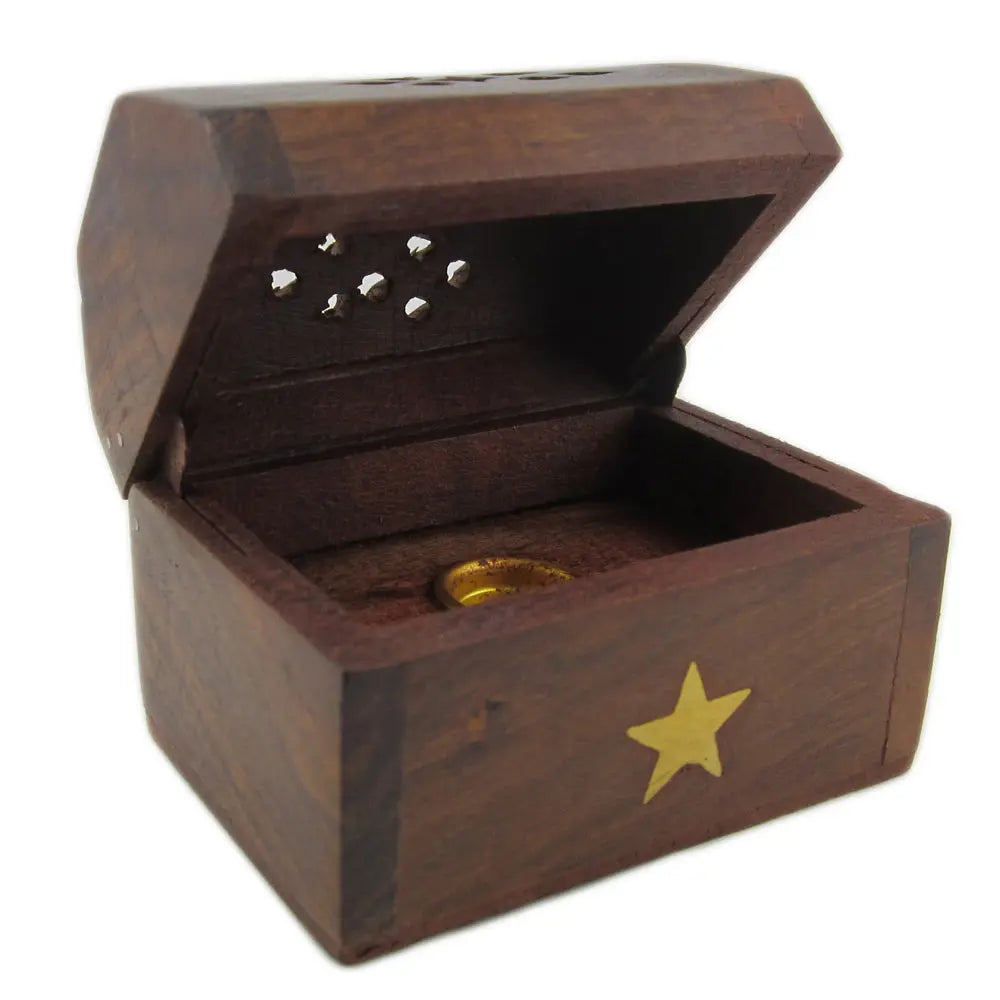 Un porte-encens en forme de petit coffret en bois foncé, orné d'une étoile dorée et doté d'un couvercle ajouré permettant la diffusion de la fumée, présenté ouvert sur un fond blanc.