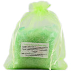 Sachet en organza vert vif rempli de sels de la Potion de bain sur fond blanc.