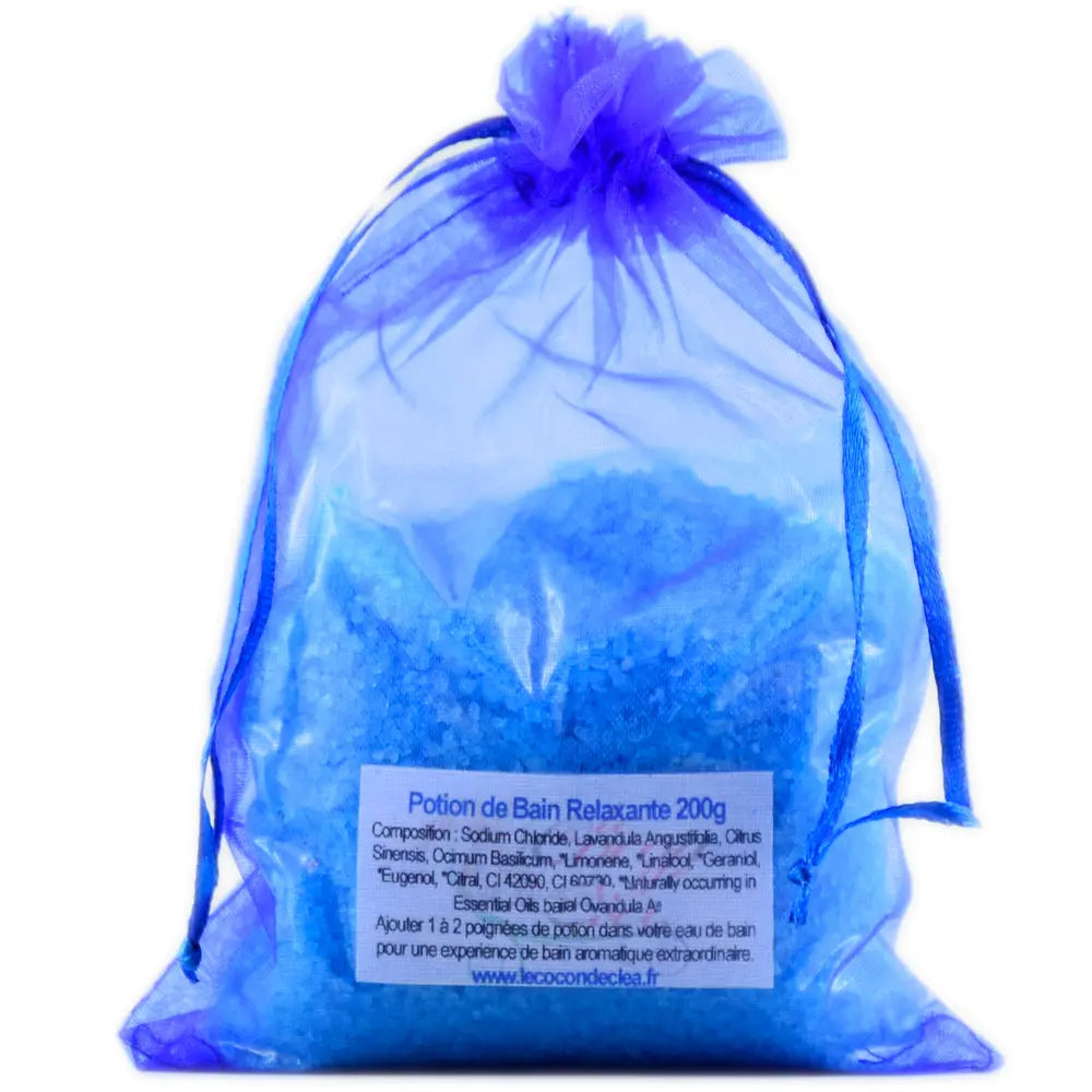 Sachet en organza bleu roi rempli de sels de la Potion de bain Relaxante sur fond blanc.