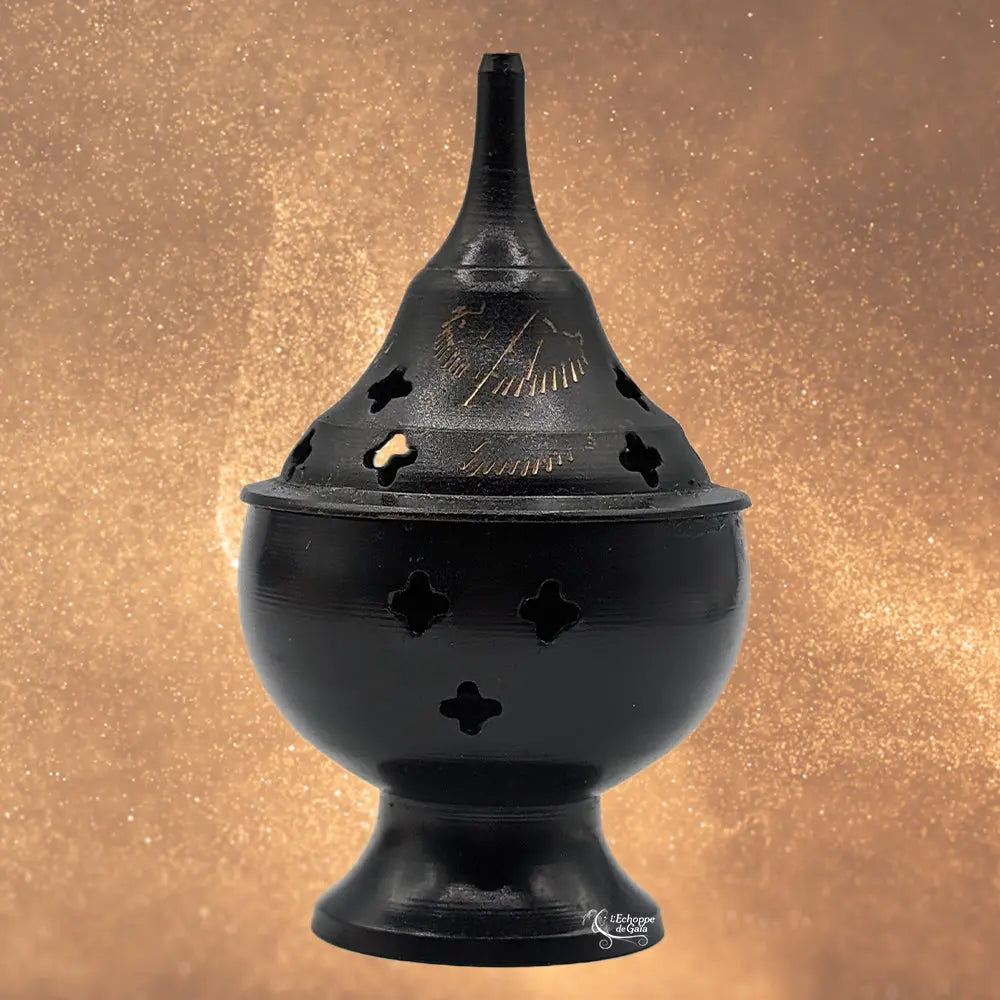 Encensoir sur pied en métal noir, couvercle conique ajouré et base sphérique perforée, fond doré, logo « L’Échoppe de Gaïa ».