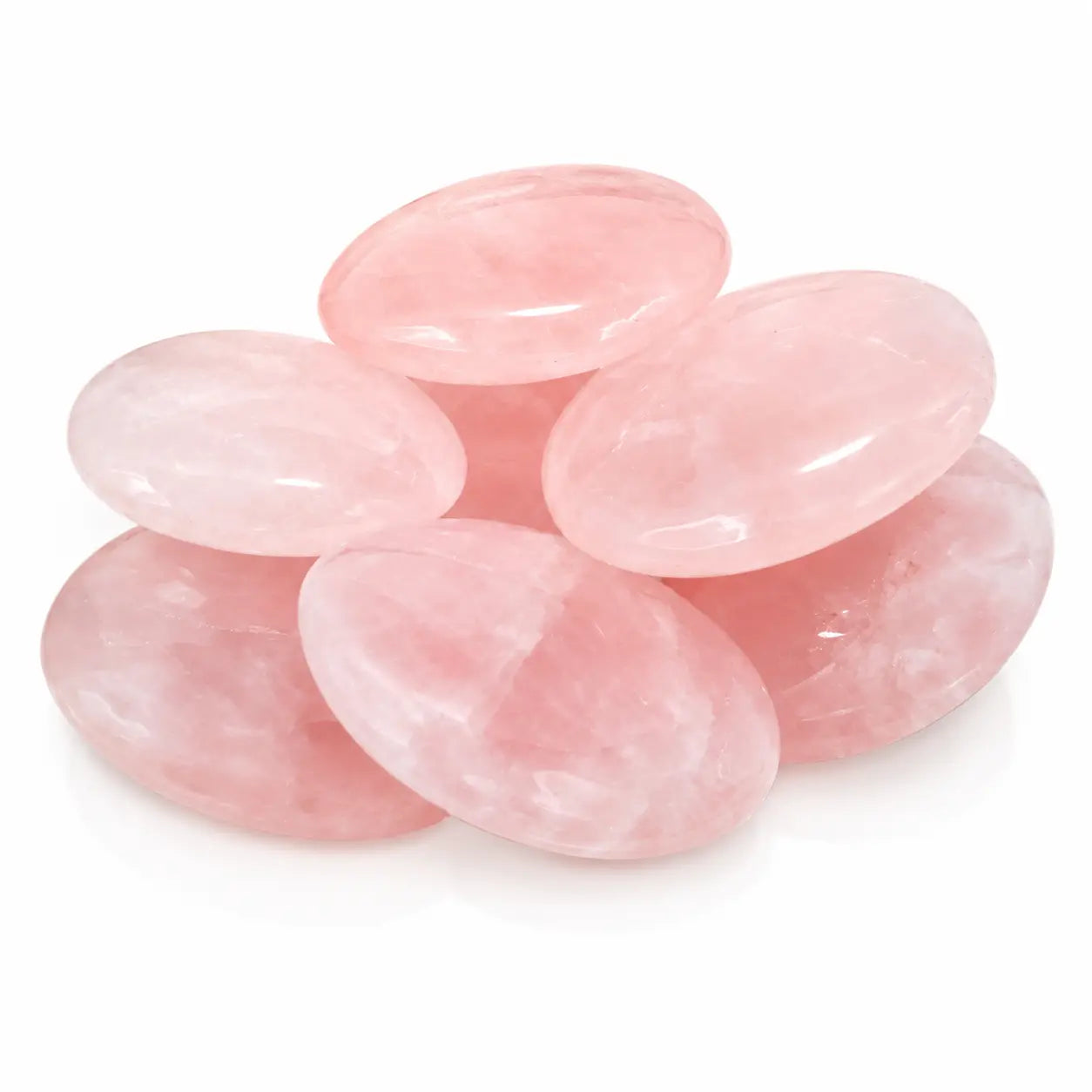 Petit empilement de plusieurs galets de quartz rose polis, lisses et translucides, présentés sur fond blanc.