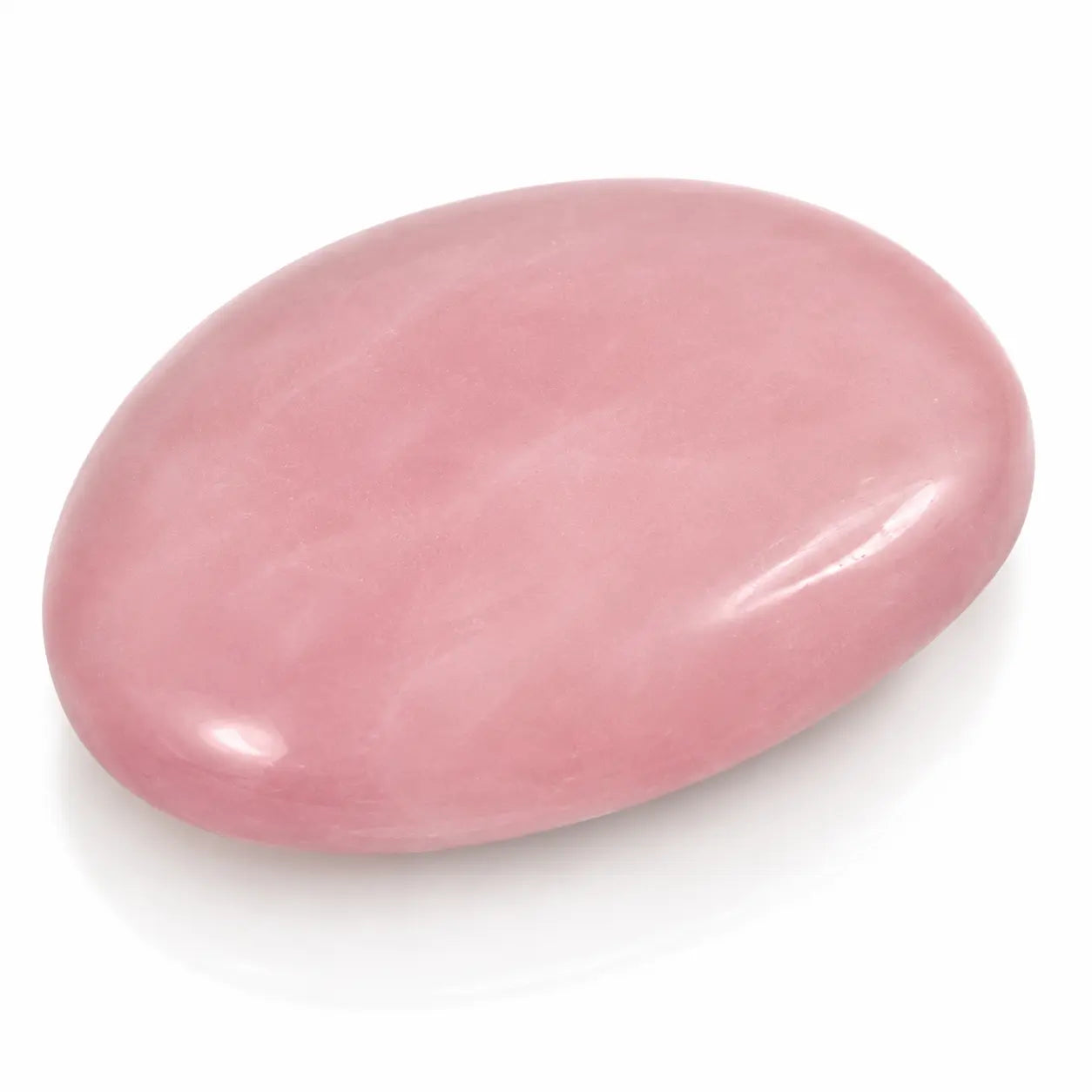 Galet ovale en quartz rose poli, lisse et brillant, isolé sur un fond blanc neutre.