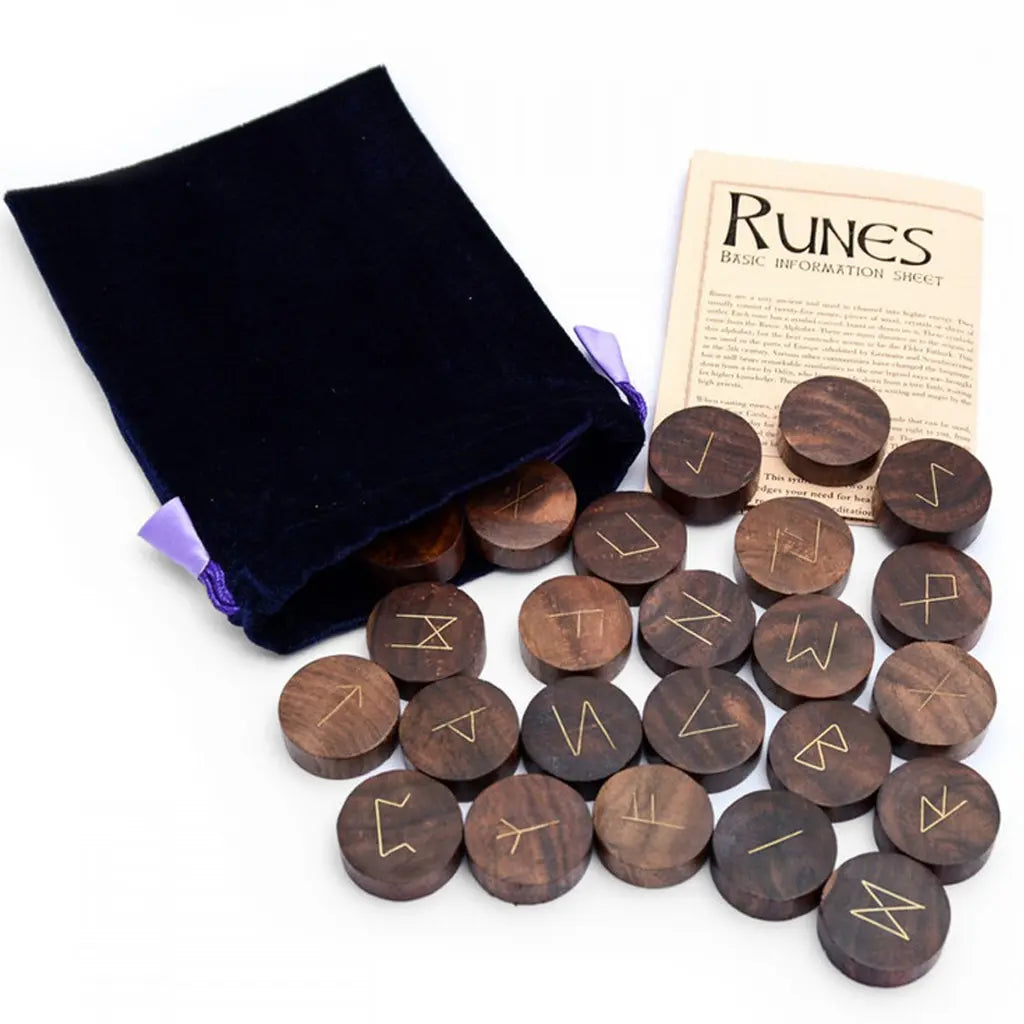 Set de runes en bois gravées en doré, avec pochette en velours bleu et fiche d’information Runes, sur fond blanc.