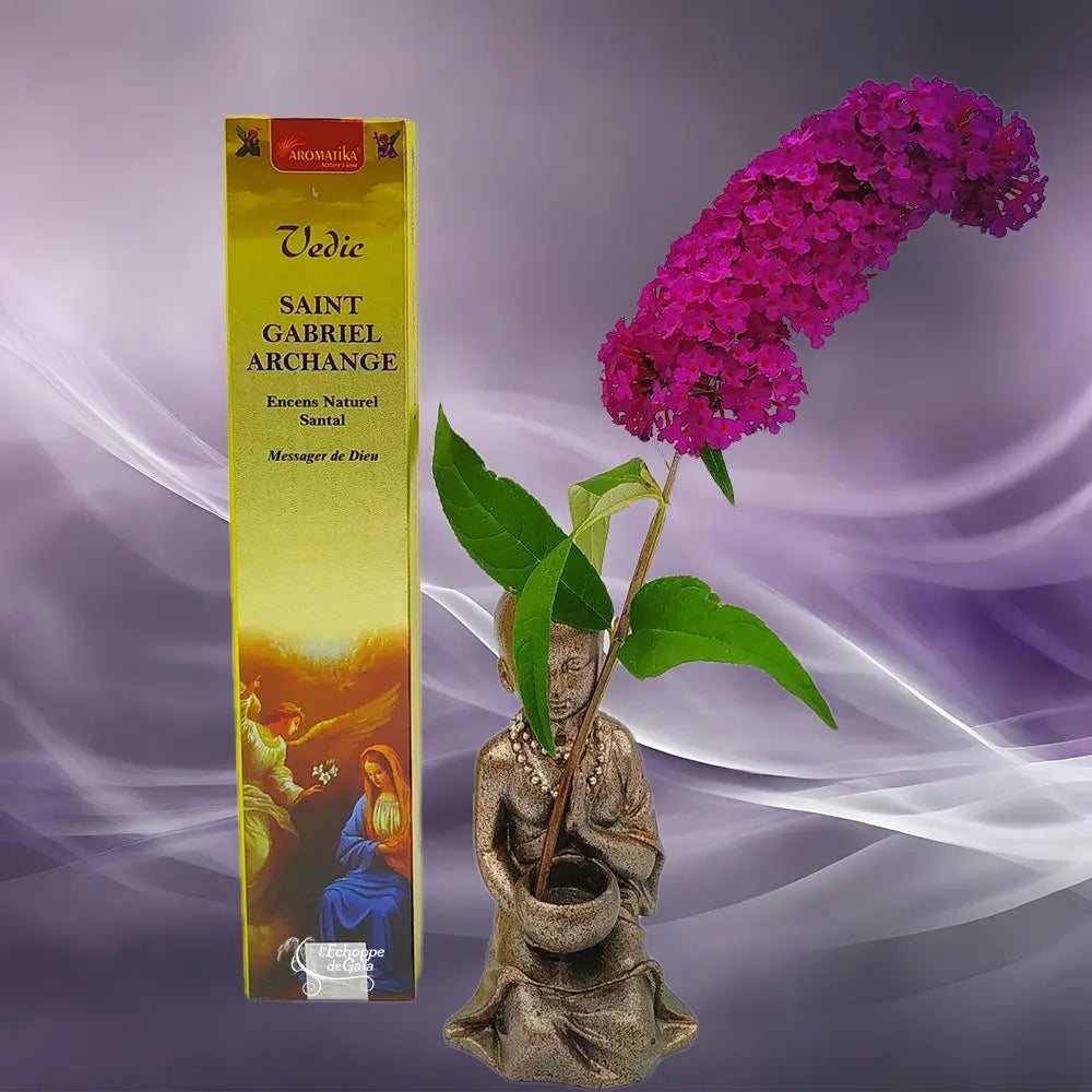 Boîte d'encens naturel Vedic Saint Gabriel Archange Santal dorée avec illustration de l'Annonciation, statuette de moine et fleur violette sur fond mauve