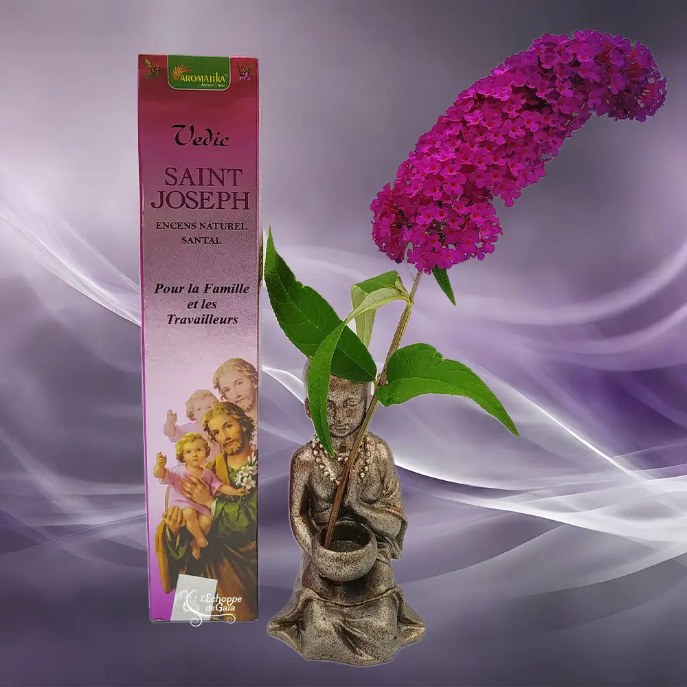 Boîte d'encens naturel Vedic Saint Joseph Santal rose avec illustration du saint tenant l'enfant Jésus, statuette de moine et fleur violette sur fond mauve