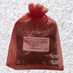 Sachet en organza rouge rempli de Sel de bain chocolat artisanal 200g sur un fond de cristaux blancs.