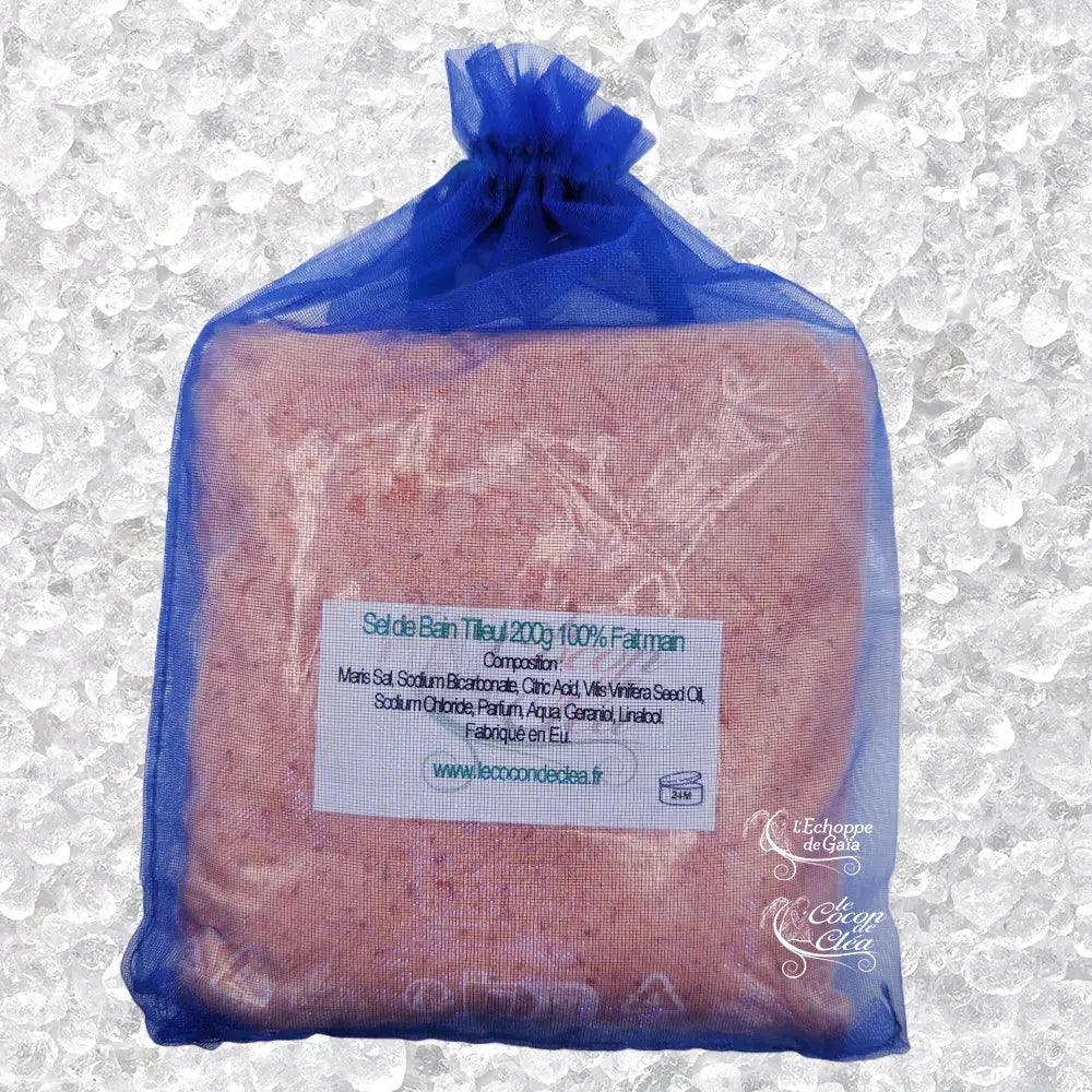 Sachet en organza bleu rempli de Sel de bain Tilleul artisanal 200g sur un fond de cristaux blancs.