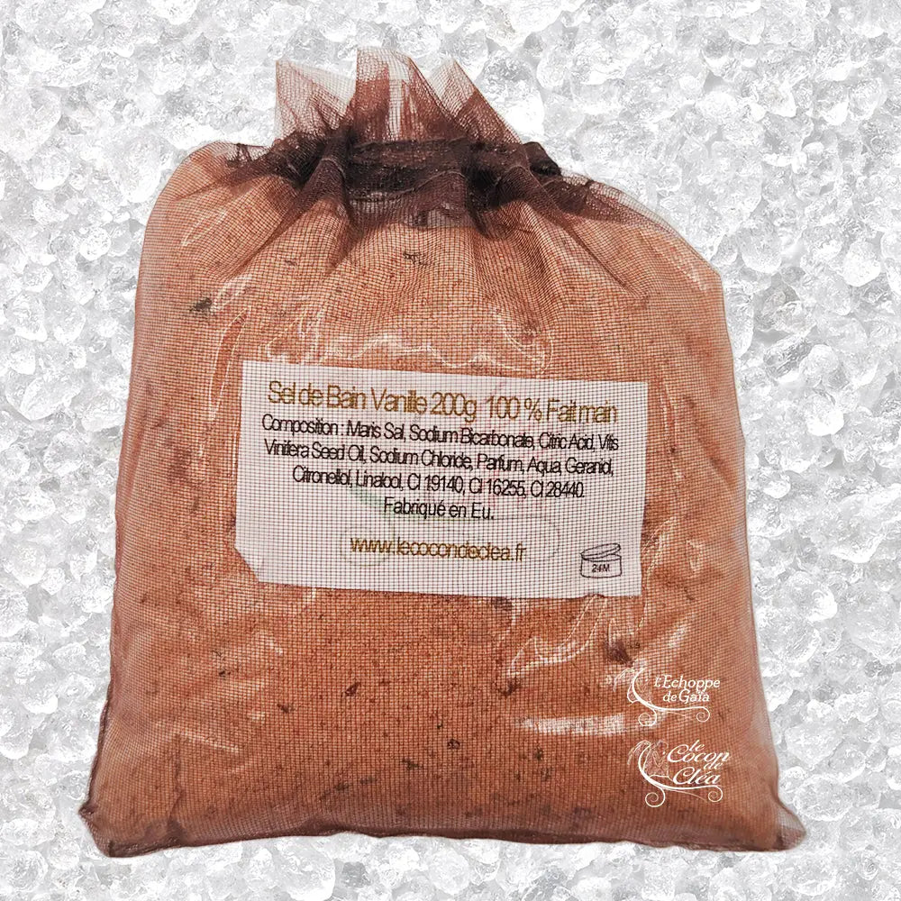 Sachet en organza marron rempli de Sel de bain vanille artisanal 200g sur un fond de cristaux blancs.