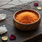 Bol rempli de Granulés Sel Infusé - Cœur du Foyer de couleur orange ambré pour rituel de maison