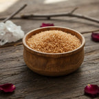 Bol rempli de Granulés Sel Infusé - Bois de Santal de couleur brun doré pour rituel zen
