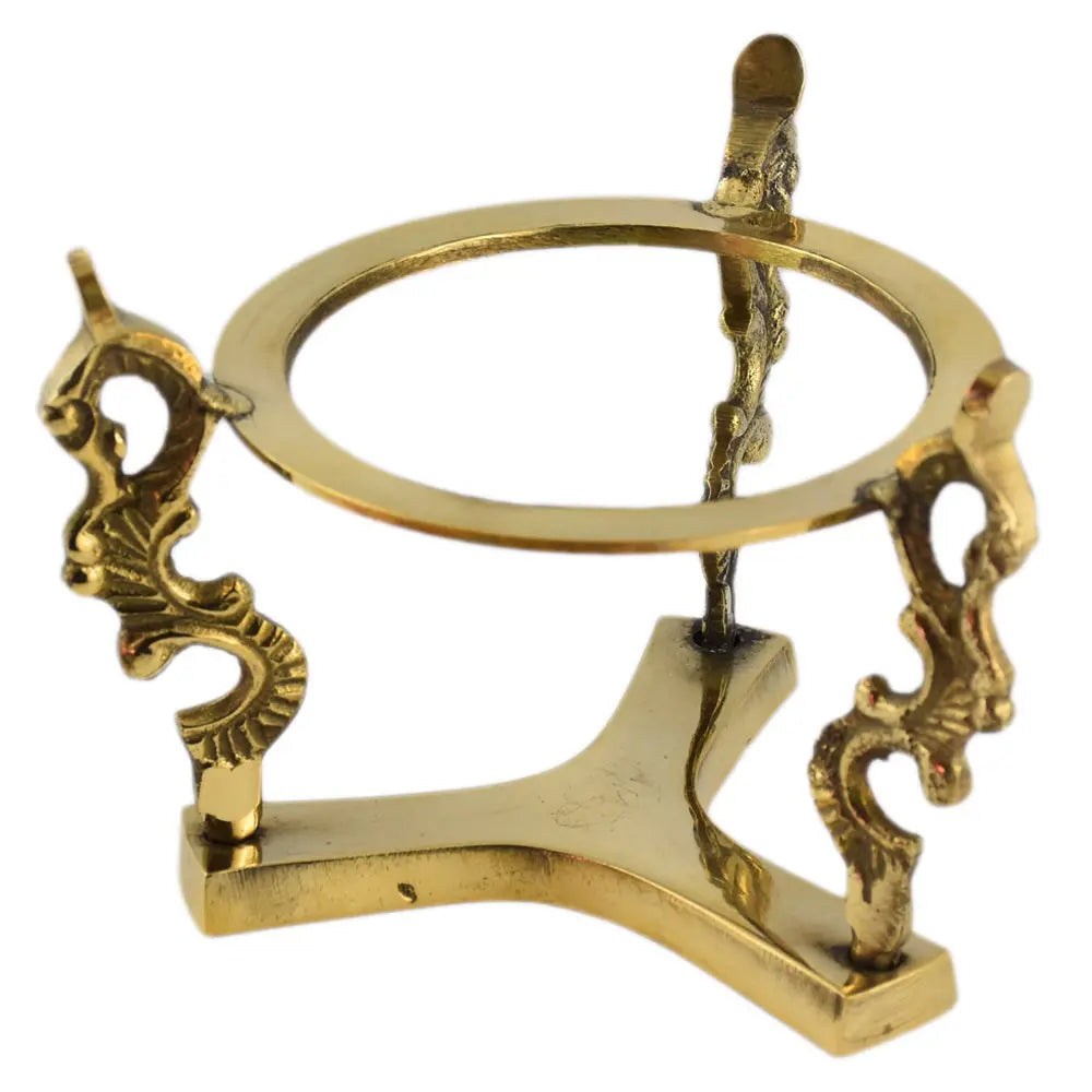 Support pour boule de cristal en laiton doré, composé d’un socle courbé et d’un anneau circulaire horizontal pour maintenir la boule. L’anneau est relié au socle par trois montants : deux pièces latérales décoratives en volutes (style arabesques) et un montant central plus droit avec une petite languette/ergot en haut. Photo détourée sur fond blanc.