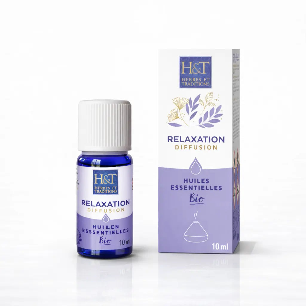 Un flacon de 10 ml de mélange d'huiles essentielles bio à diffuser « Relaxation » de la marque Herbes & Traditions, accompagné de son étui en carton assorti blanc et parme, présenté sur un fond blanc.