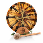 Vue arrière d'un tambour chamanique marron et jaune montrant son tressage en croix, posé sur un socle Unis-Son décoré de lierre avec sa mailloche, sur fond blanc.