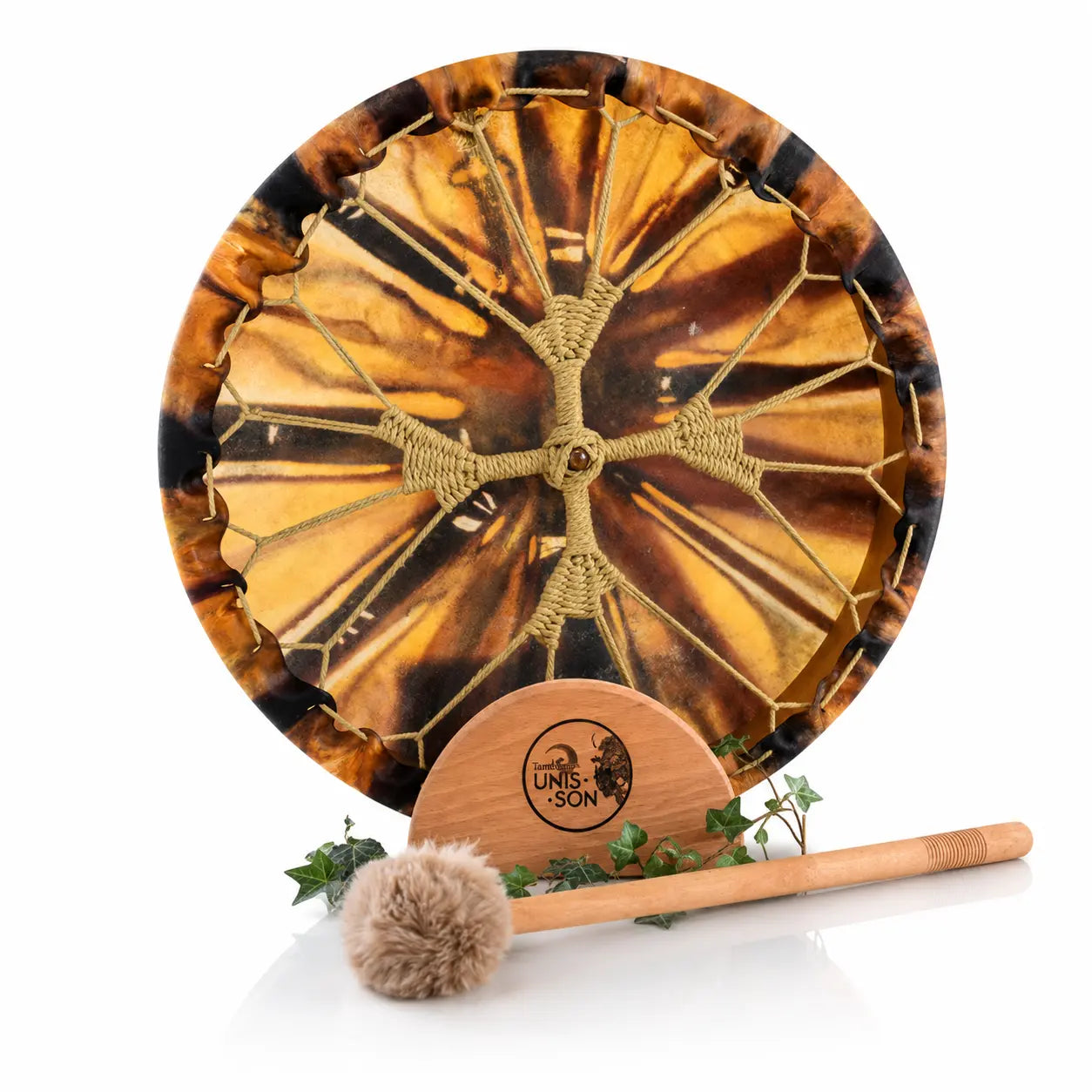 Vue arrière d'un tambour chamanique marron et jaune montrant son tressage en croix, posé sur un socle Unis-Son décoré de lierre avec sa mailloche, sur fond blanc.