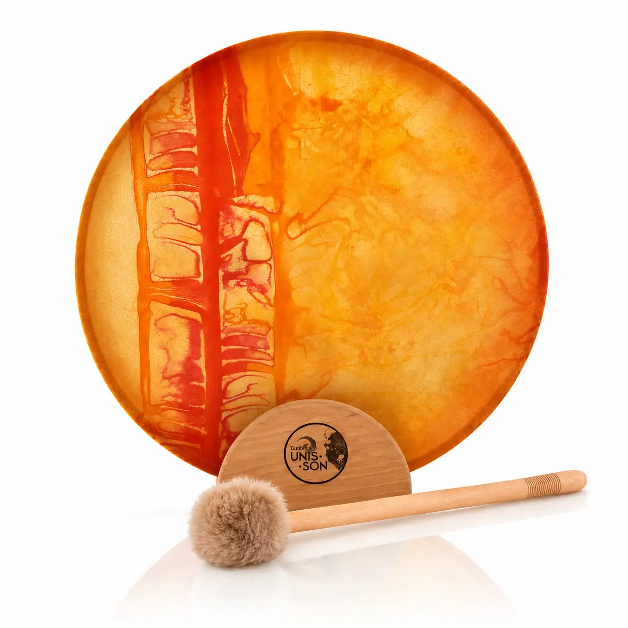 Tambour chamanique circulaire aux nuances jaune et orange feu, posé sur un socle en bois gravé Unis-Son avec sa mailloche, sur fond blanc.