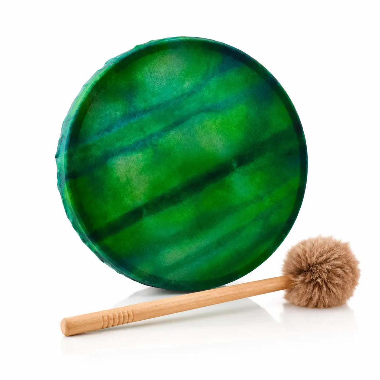 Tambour chamanique circulaire aux nuances de vert émeraude et lignes sombres, posé à côté de sa mailloche, sur fond blanc.