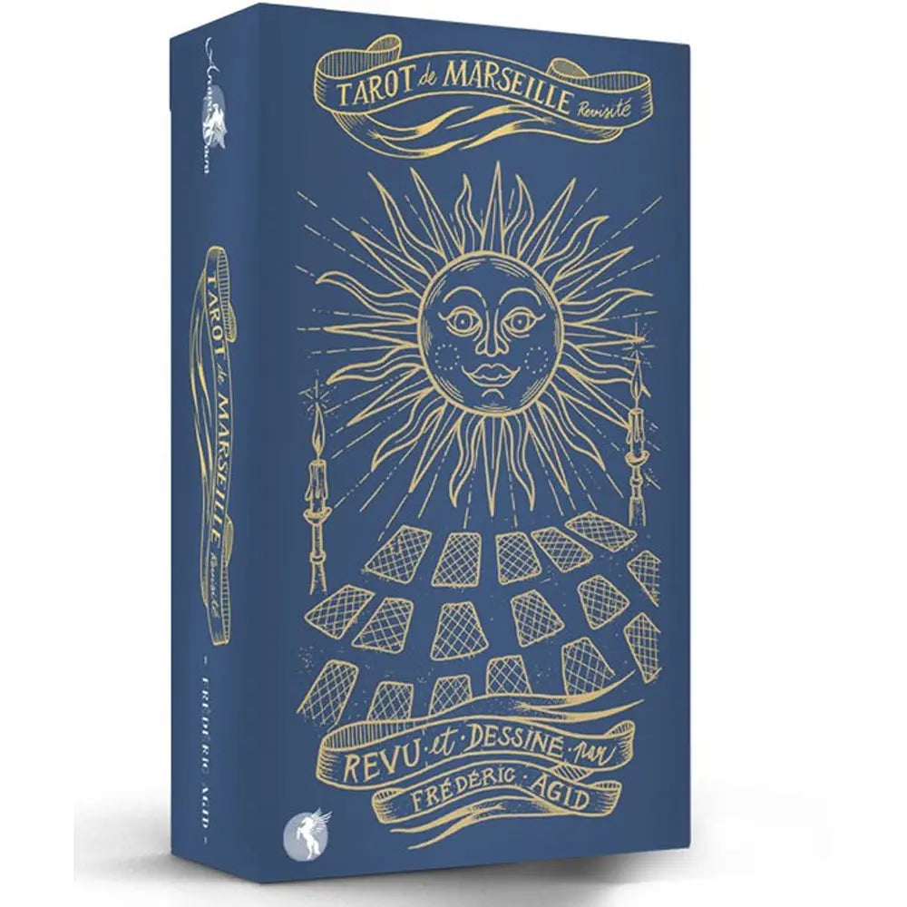 Coffret Tarot de Marseille revisité, boîte bleu marine avec illustration dorée d’un soleil, de bougies et de cartes étalées.
