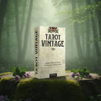 Coffret beige Tarot Vintage posé sur une souche, illustré d'un crâne fleuri et d'une typographie rétro rappelant les affiches du 19ème siècle.
