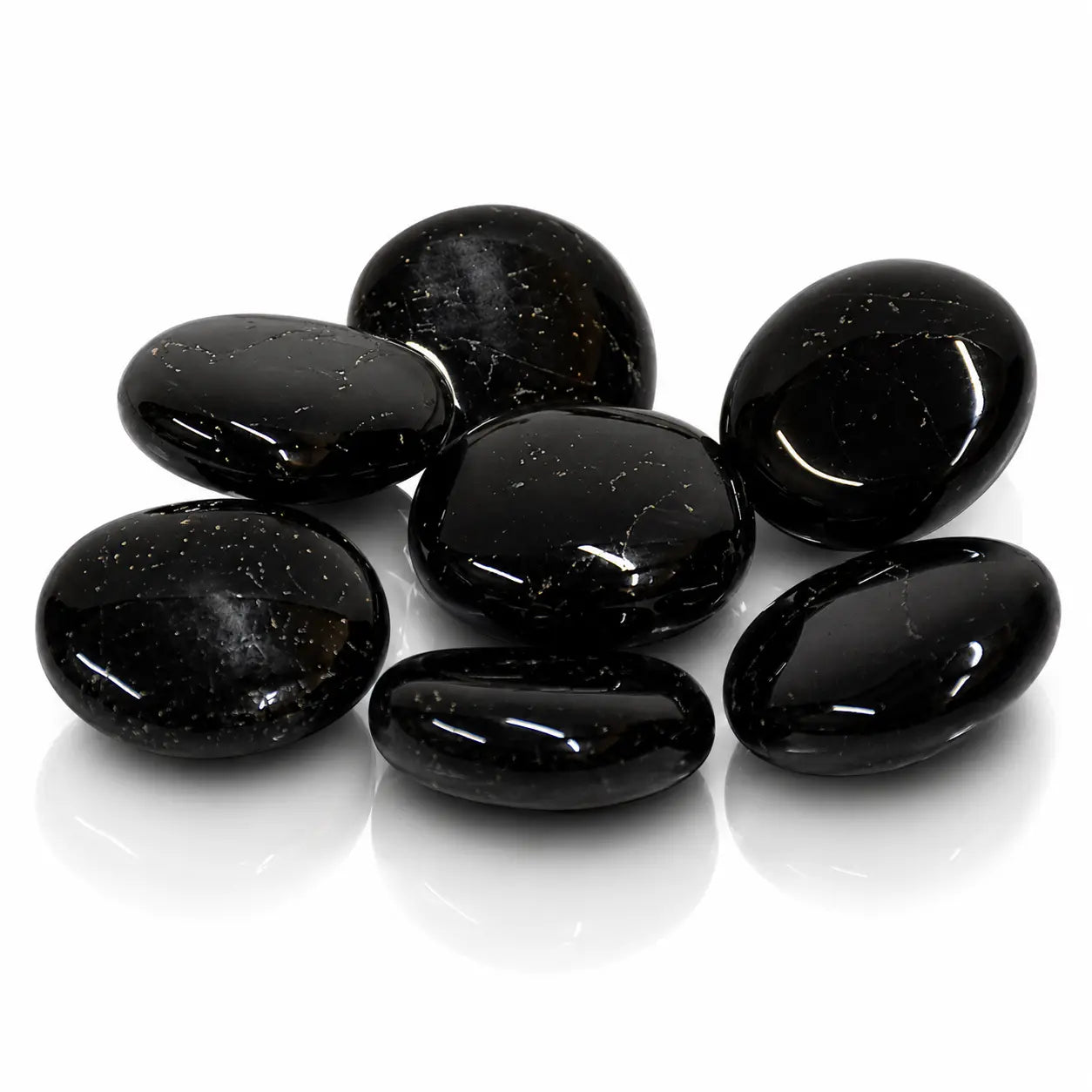 Ensemble de galets polis en tourmaline noire brillante avec reflets sur fond blanc.