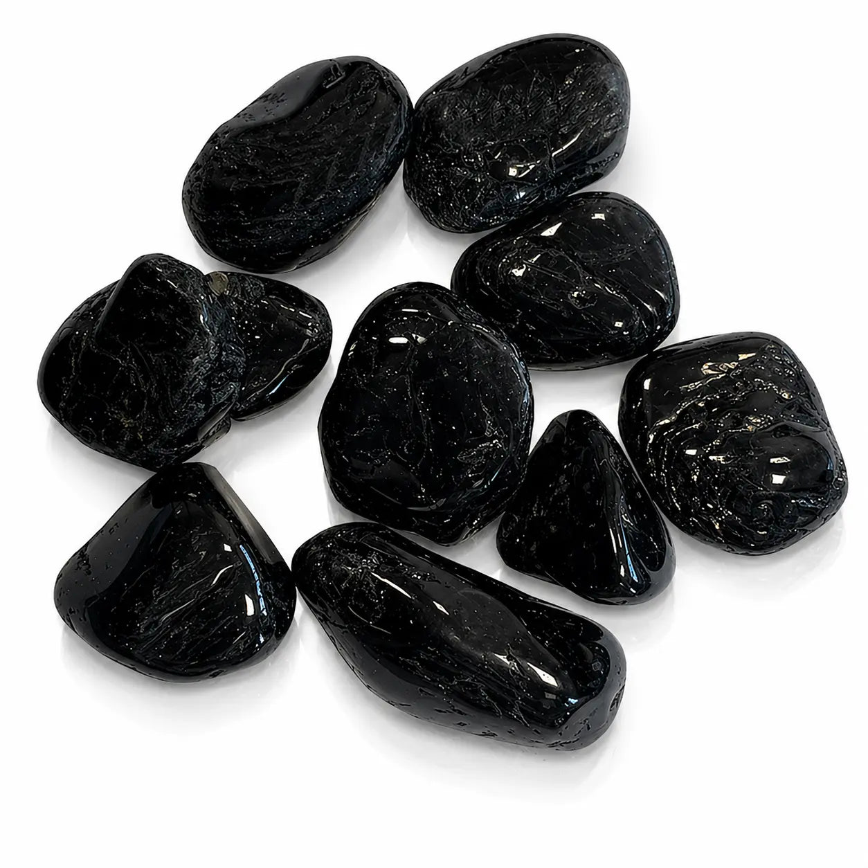 Lot de pierres roulées en tourmaline noire aux surfaces lisses et brillantes sur fond blanc.